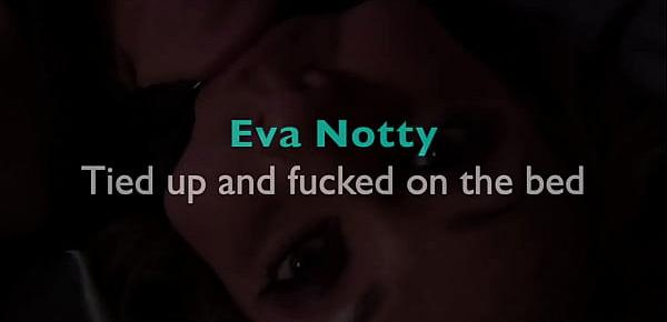  Eva Notty est attachée et baisée sur le lit !